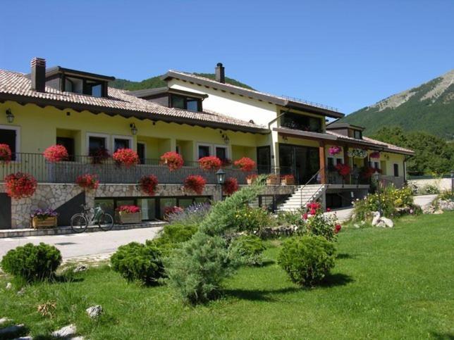 Hotel C0C00N Garden Pescasseroli Kültér fotó
